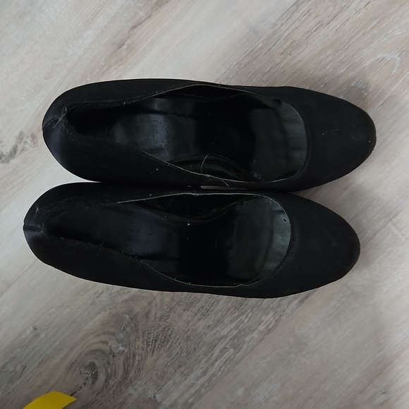 Suzy Shier Black Heels - Picture 4 of 4